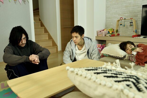 聡は弟の賢二に「お前、何も見えていないのか」「あいつらに見つかったら終わりだからな」と警告するが…… ©2023『スイート・マイホーム』製作委員会 ©神津凛子/講談社
