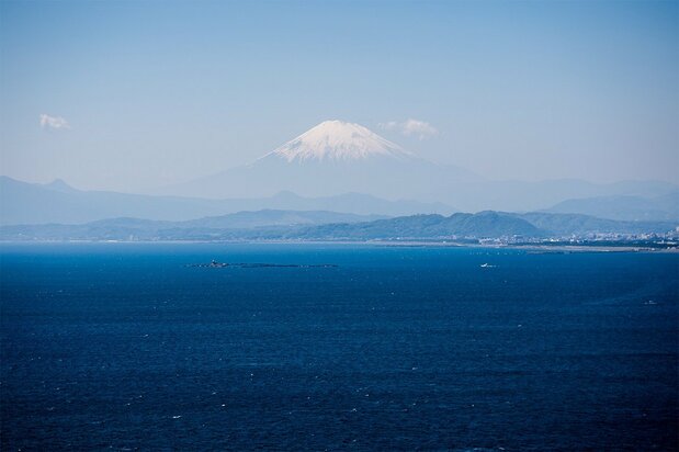 Una vista del monte Fuji desde la playa. (© Benjamin Parks)