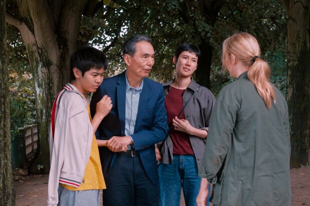 Marie-Lou se encuentra con Mari y Gorō (Nagatsuka Kyōzō, el segundo por la izquierda), el abuelo que buscaba a Tomoki. Mari es dramaturga; Gorō fue actor protagonista en una de las obras que ella dirigió.