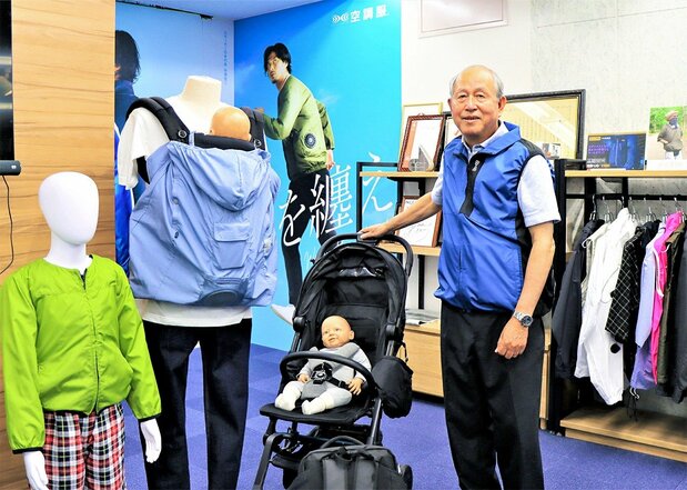 除衣服外,还研发销售利用“生理空调”原理的婴儿车、背包、坐垫、床等商品(摄影:天野久树)