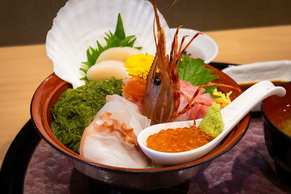 料理店「食楽 しお彩」で一番人気の「南三陸海鮮丼」（税込み2700円）。南三陸の魚介の魅力がぎゅっと詰まった逸品！