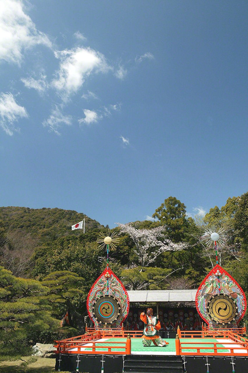 4月28日　春季的神乐祭。例行的神乐祭在内宫庭园特设的舞台上举行，跳兰陵王舞