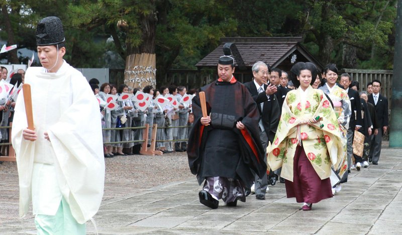 La princesa Noriko y Senge Kunimaro entrando en el santuario Izumo Taisha. © Jiji.