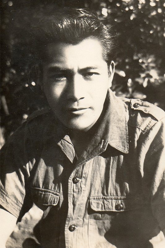 1946年、26歳の時に東宝撮影所にカメラマンの助手の仕事を志願するが、「東宝ニューフェイス」の面接を受けることになり、役者として補欠採用された。