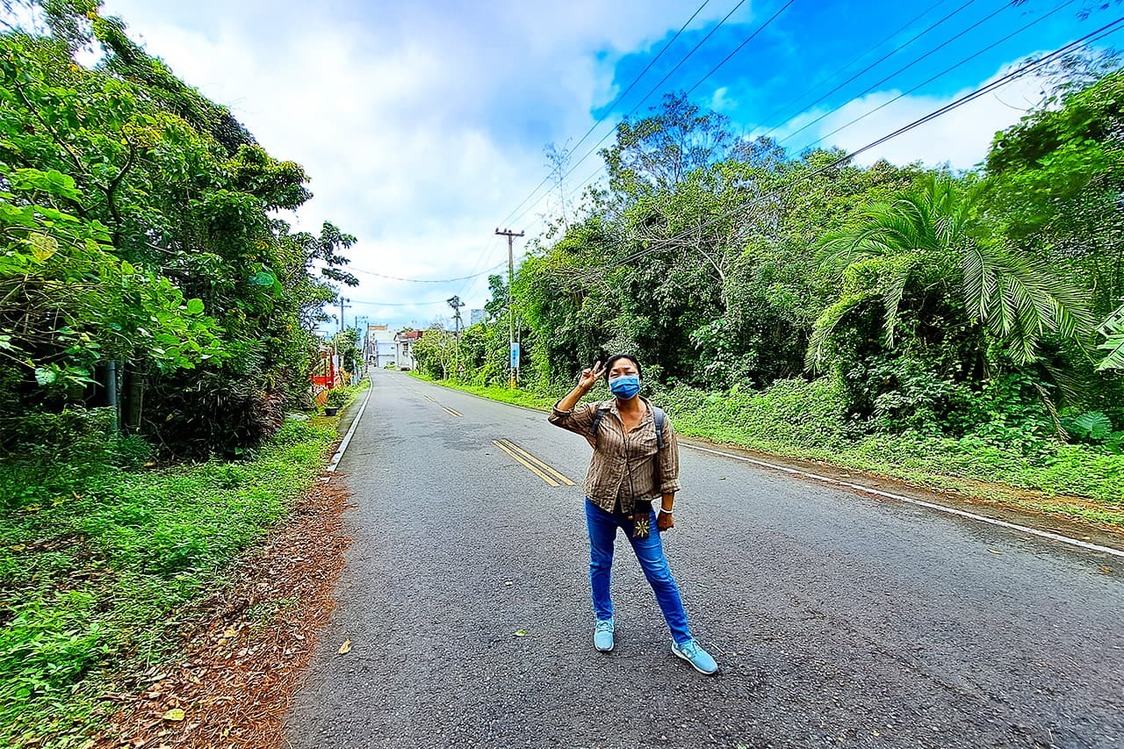 Givi說她母親的老家就在這條道路底下。