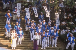 雷神池に板倉雷電神社の御神水を注ぎ、祈りを捧げる