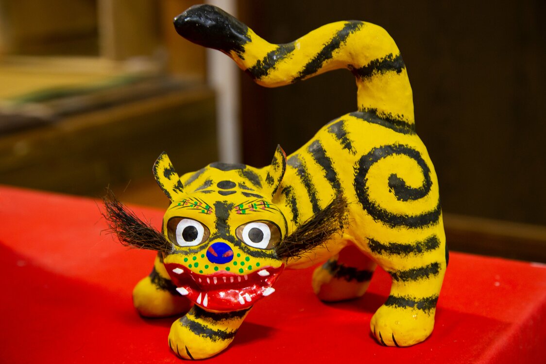 Le papier japonais washi est si malléable que ce tigre semble à l’affût, prêt à bondir.