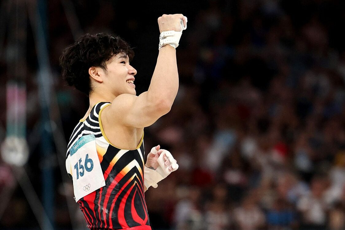 五輪初出場の岡慎之助は最後の種目の鉄棒で、高い出来栄えの演技を見せた。着地もまとめて高得点をたたき出し、中国のエース張博恒を上回って金メダルをつかんだ。この種目での金メダル獲得は日本勢6人目。ロンドン大会とリオデジャネイロ大会の内村航平、東京大会の橋本大輝に続き、日本は4連覇となった（ロイター）