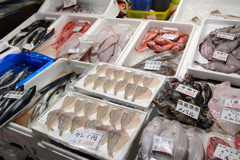 塩釜水産物仲卸市場に並ぶ魚介類。入荷量は震災前の9割に回復したものの、三陸の近海産はまだ少ない。