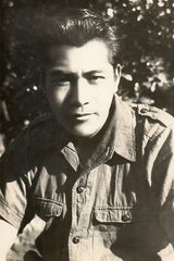 1946年、26歳の時に東宝撮影所にカメラマンの助手の仕事を志願するが、「東宝ニューフェイス」の面接を受けることになり、役者として補欠採用された。
