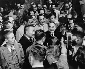 第二次世界大戦後すぐの日本を率いた吉田茂。経済発展を国家の最優先課題とし、外交は低姿勢で行う国家の方針のことを彼にちなんで「吉田ドクトリン」と呼ぶ。
