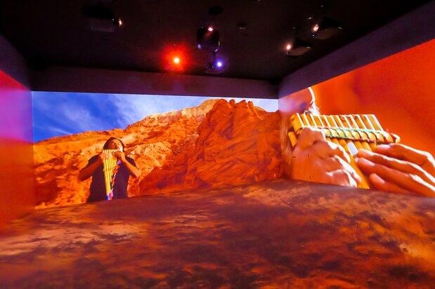 Avec des projections sur les quatre murs et au sol, le visiteur peut profiter d'un petit voyage à la découverte de chansons populaires et d'instruments ethniques.
