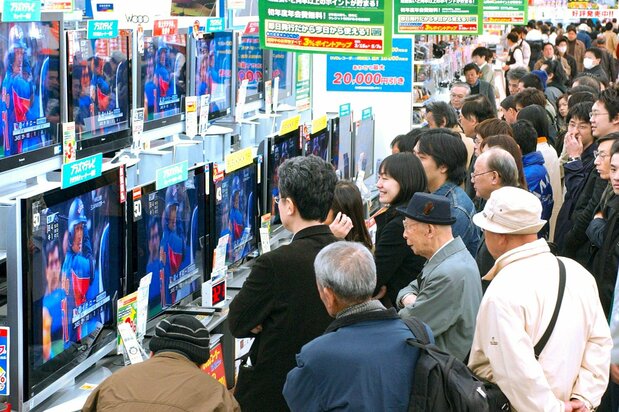 東京都千代田区の家電量販店で2006年WBC決勝の中継を見る人々＝2006年3月21日（時事）