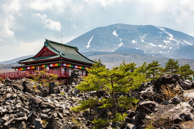 Un temple situé sur le versant nord du mont Asama , en plein dans le champ de lave créé suite à l’éruptionde 1783. (© Pixta)