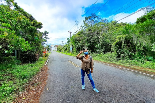 Givi說她母親的老家就在這條道路底下。
