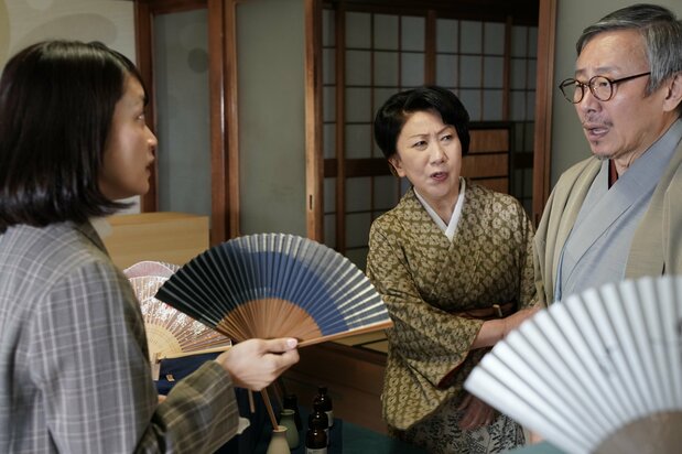 まどか(深川麻衣)と義母の環(室井滋)。澁澤扇舗13代目主人の義父・達雄(松尾貴史)は陰で“アホぼん”と呼ばれている ©2025「ぶぶ漬けどうどす」製作委員会