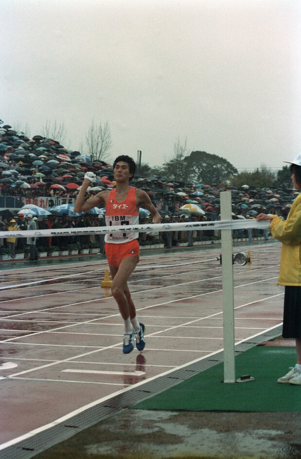 1987年12月に行われた福岡国際マラソンで優勝した中山竹通。1987年12月6日(福岡)時事
