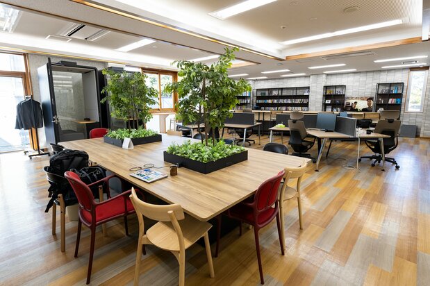 予約なしに1時間100円(町外は150円)で利用可能なOICのコワーキングスペース。会議室やシェアオフィスも備えている