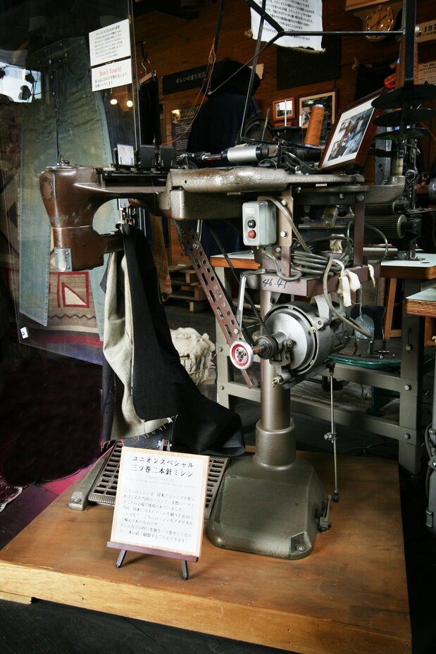 1960年代の米Union Special 社製ミシン。ジーンズ特有の縫製手法「巻き縫い」ができる(Betty Smith ジーンズミュージアム提供)