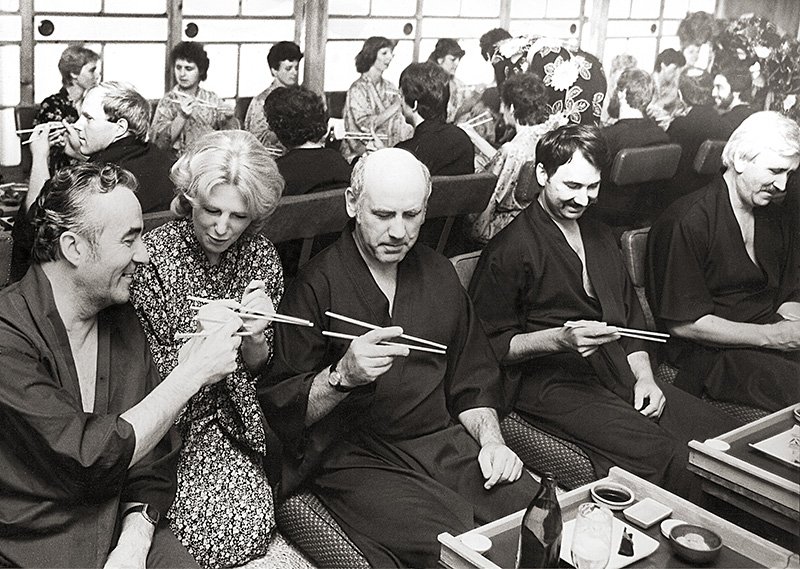 Las “'geishas' a tiempo parcial” explican a los comensales cómo utilizar los palillos (Foto: Christel Anschütz)