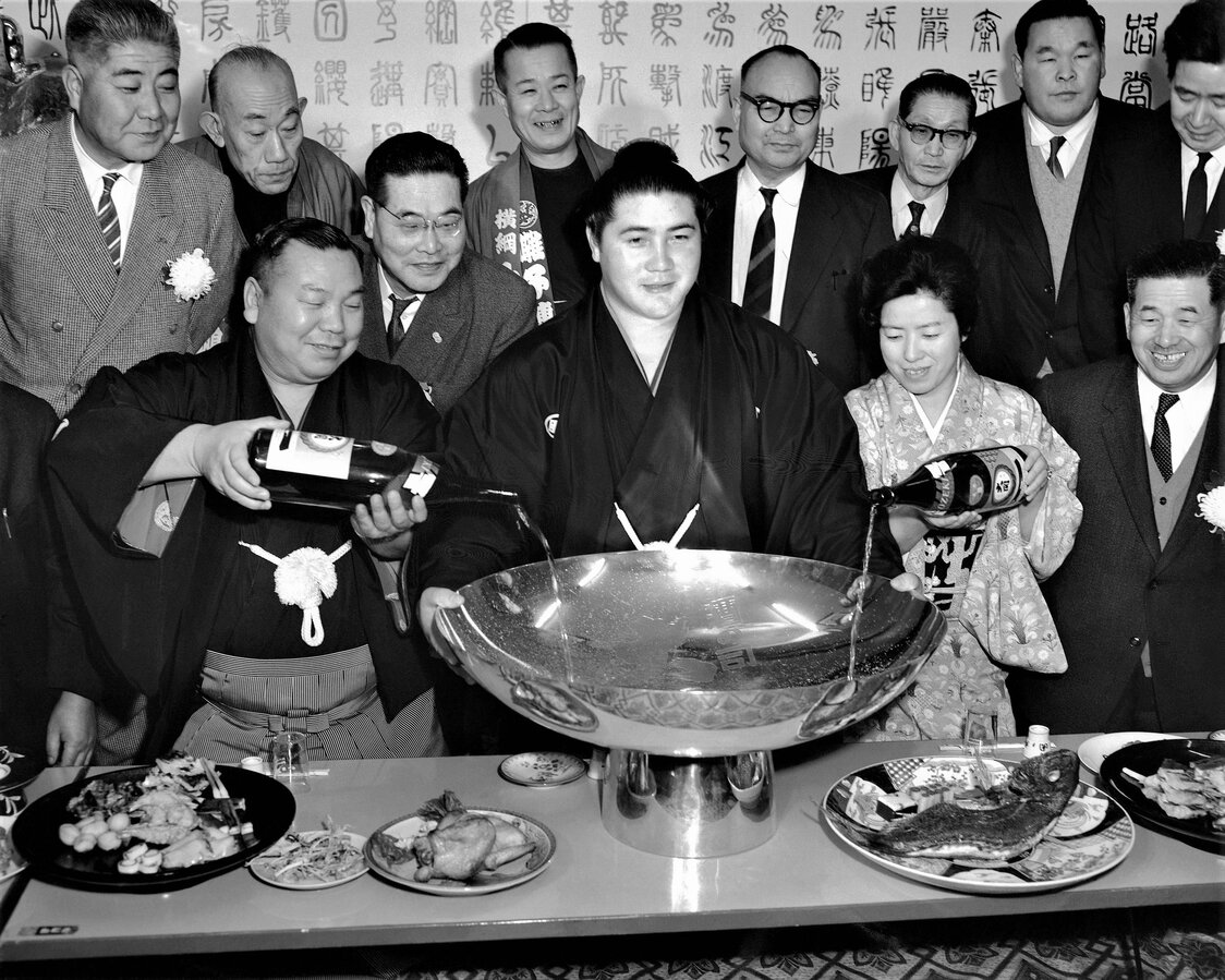 第48代横綱・大鵬。幕内優勝32回、6場所連続優勝2回、全勝優勝8回。圧倒的強さで1960年代の日本を熱狂させた　時事