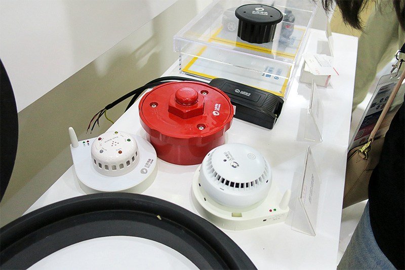 Datang Telecom Technology & Industry Groupが展示していた無線方式の火災報知器や煙探知機。広大な国土を有する中国は世界最大のIoT機器の実験場だ。
