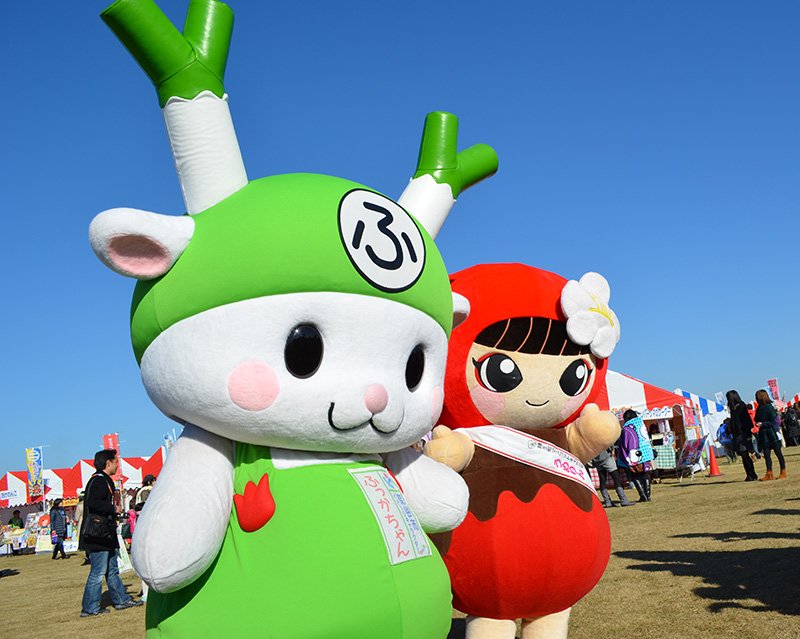かわいらしさ抜群の埼玉コンビ。「ふっかちゃん」と越生町の「うめりん」