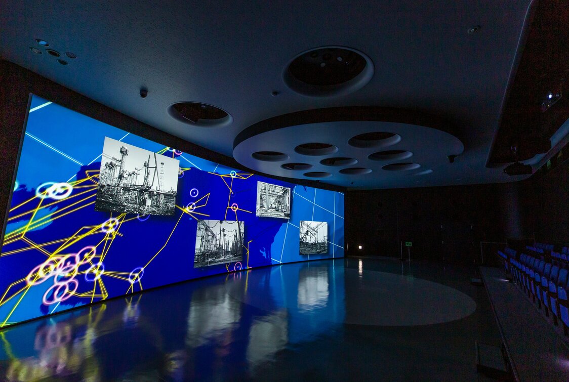 Interior de la sala de proyecciones. El reflejo en el suelo de las imágenes de la pantalla crea complejos efectos visuales.