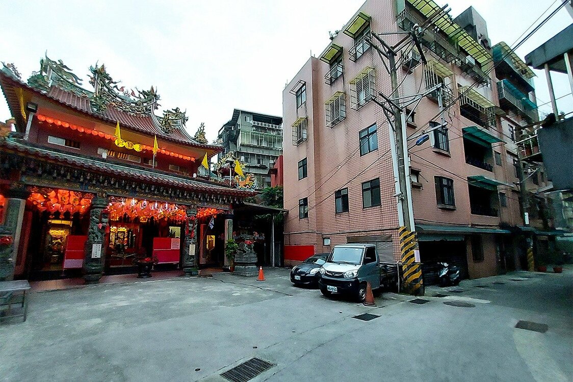 左は「哨船頭覺修宮」。右側の道（正義路）のカーブは、地図におけるかつての海岸沿いと重なる。