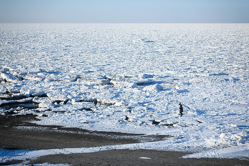 Hielo a la deriva en el parque de flores silvestres de Ikushina. Si bien es seguro caminar sobre los témpanos amontonados en tierra firme, no siempre es fácil saber dónde termina la tierra y comienza el océano bajo el hielo.