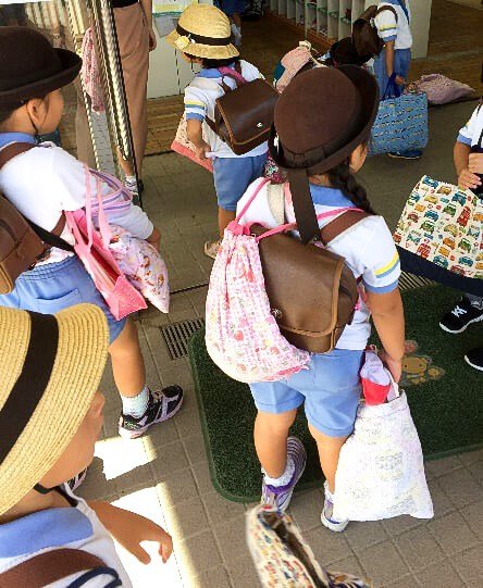 拿着自己的东西去上幼儿园