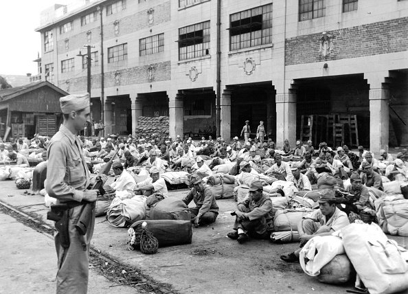終戦直後、上海で米海軍に捕らえられた日本人捕虜たち。やなせさんはこのころ、上海近くの街の施設にとどまっていたという=1945年9月(Photo12/UIG/Getty Images)