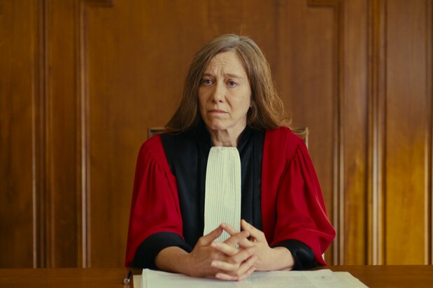 裁判長を演じるのはヴァレリー・ドレヴィル © SRAB FILMS – ARTE FRANCE CINÉMA – 2022