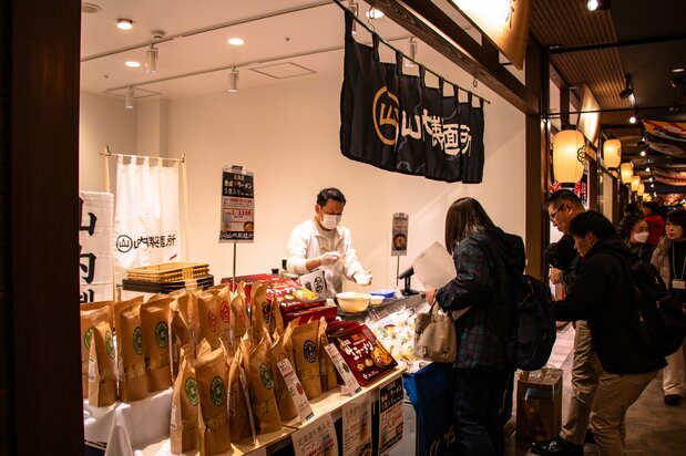 “行家小径”狭窄的过道两旁,出售生鲜品和干货的店家以及站立式酒吧鳞次栉比,让人联想起昔日的筑地市场