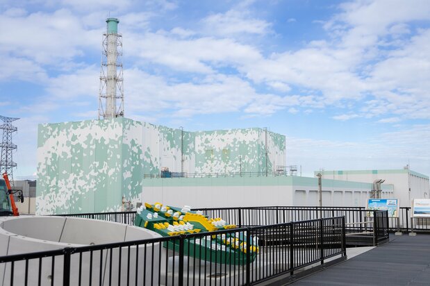1～4号機（大熊町）の北側、双葉町の高台に並ぶ5号機（手前）と6号機