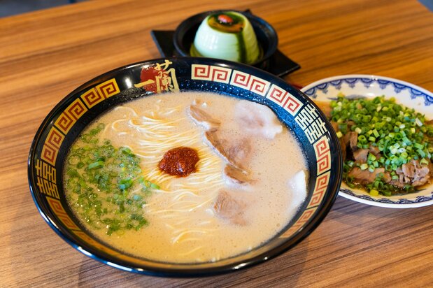 Ichiran ramen comes served with a spoonful of “original spicy red sauce” floating in the center. (© Nippon.com)