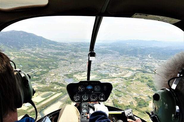 Un vuelo turístico mientras se observan las propiedades culturales de la antigua capital de forma panóramica. Cuenta con la guía de un piloto veterano que está familiarizado con la geografía de la zona. (Fotografía de Amano Hisaki)