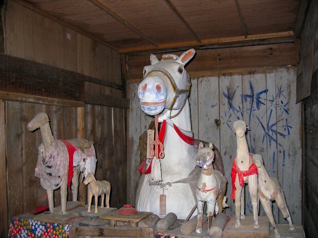 Estatua de un caballo en el santuario Arakawa Komagata. (Cortesía de la Asociación de Turismo de la ciudad de Tono)