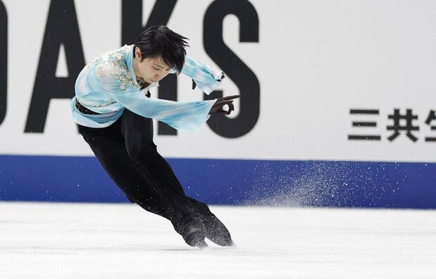 昨年12月の日本選手権で4回転アクセルに挑み、着氷する羽生。回転不足で技は認定されなかった(2021年12月26日、さいたまスーパーアリーナ)共同