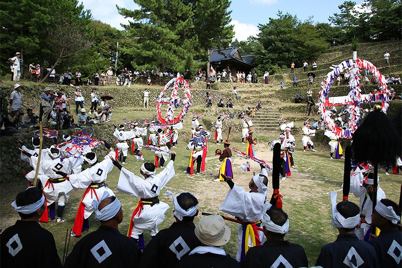 赤崎まつりの奉納舞い（撮影＝辰川泰朗）