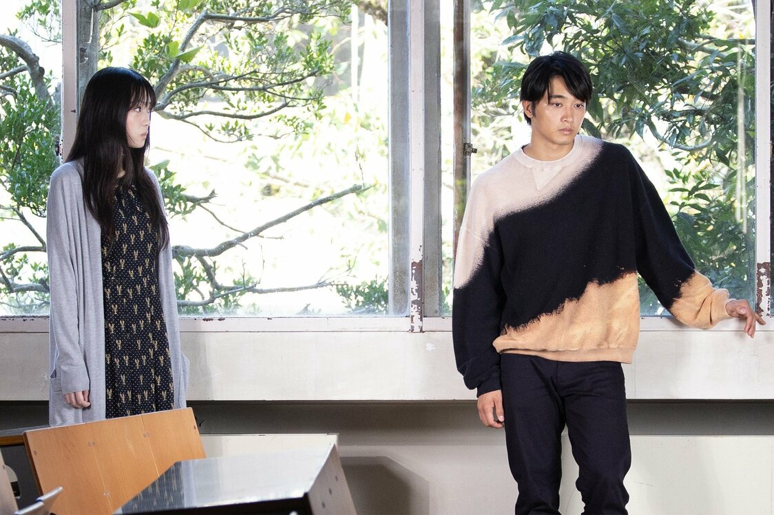 八重子（東野絢香）を避けようとする大也（佐藤寛太） ©2021 朝井リョウ／新潮社　©2023「正欲」製作委員会