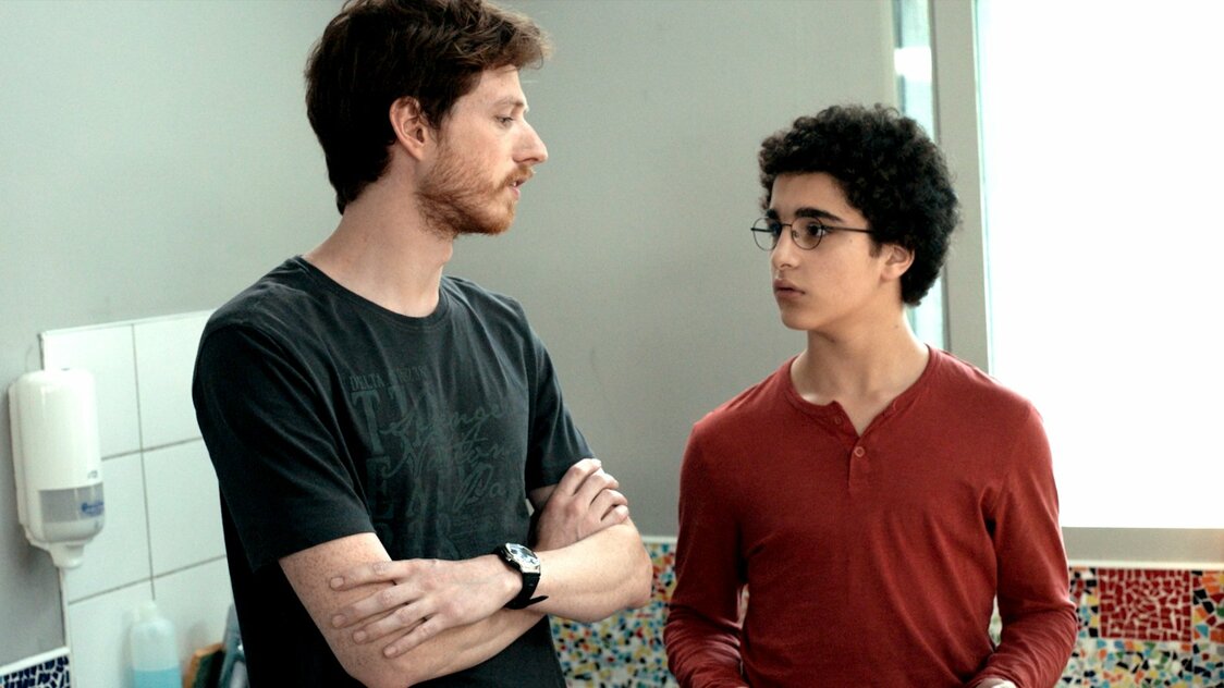 少年院でアメッドを見守る教育官たちの温かさに触れる　©Les Films Du Fleuve – Archipel 35 – France 2 Cinéma – Proximus – RTBF