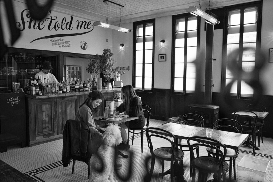 大三坂ビルヂング１階のカフェ「She told me」