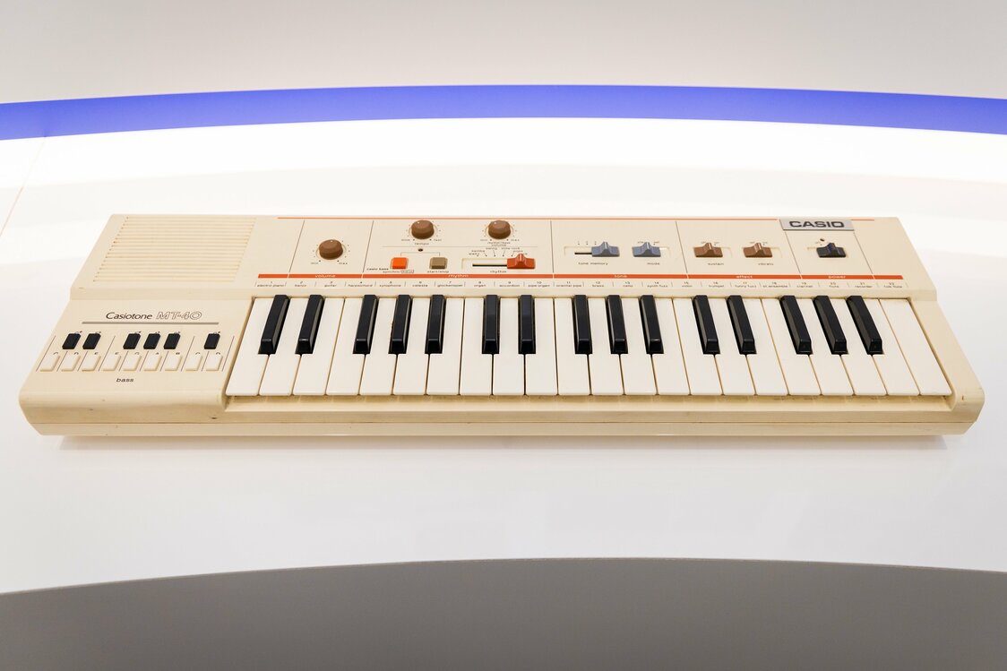 定价35000日元的“Casiotone MT-40”，照片中的电子琴为奥田女士的所有物