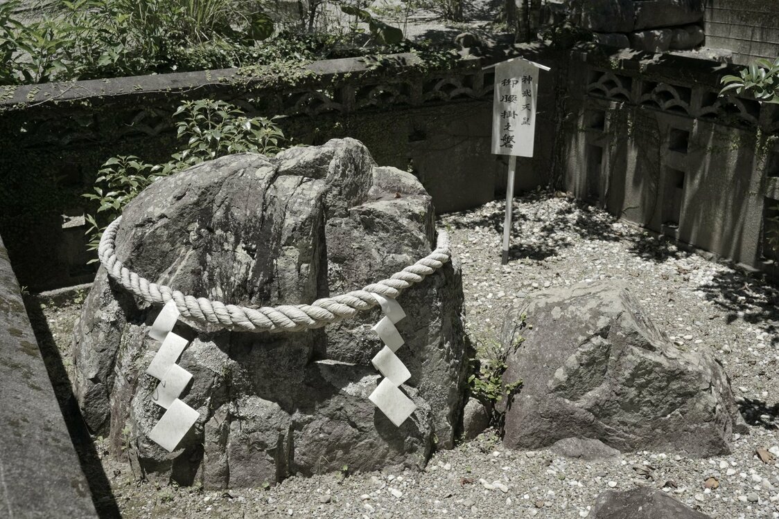 神社内供奉着一块岩石，据说神武天皇就是坐在它上面指挥船队启航的