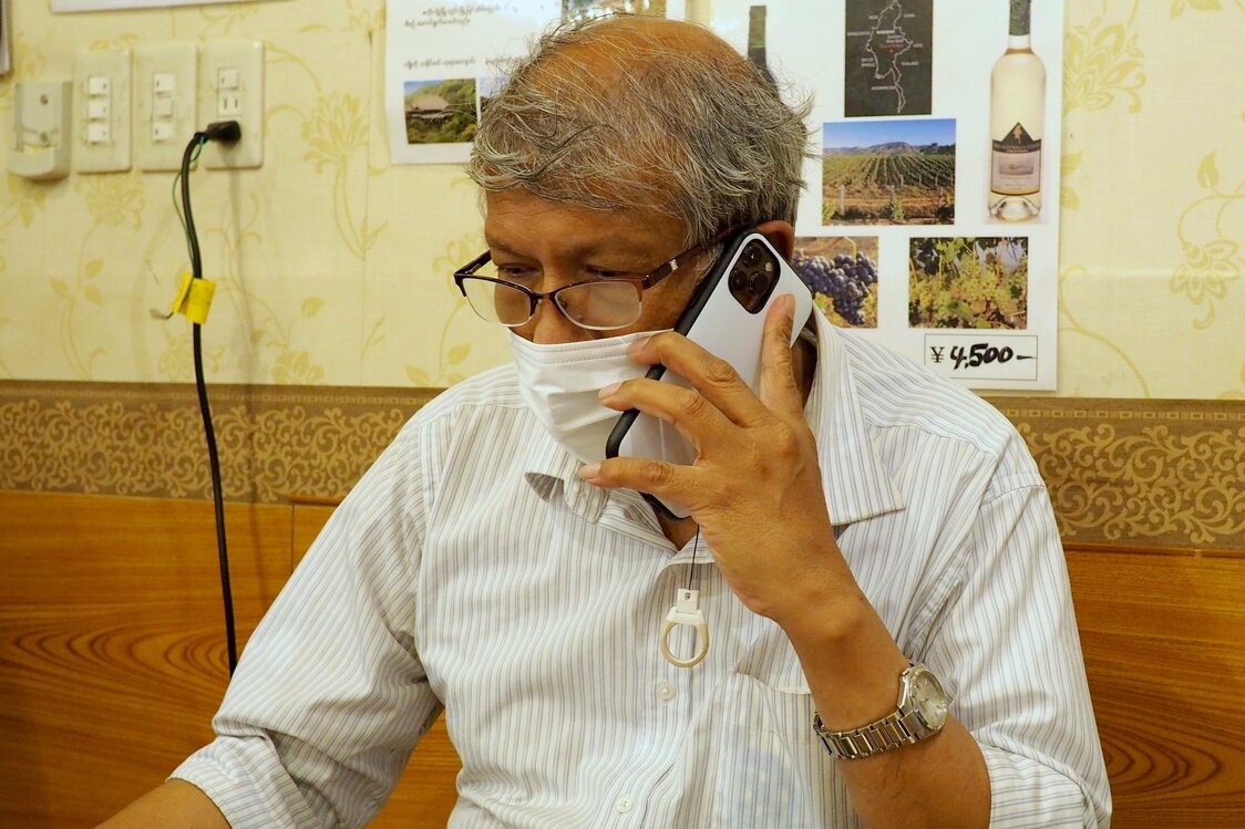 頻繁に鳴る電話が、タンスエさんの熱心な活動を物語る　写真＝渕貴之