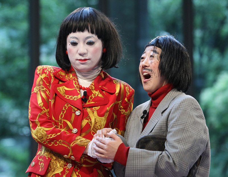 La veuve androïde Akemi n°3, interprétée par Hashimoto Koyuki (à gauche), repousse les avances du vieux M. Hosogai joué par Nakano Sôko. Le duo comique Nippon Erekiteru Rengô a remporté le prix avec leur réplique amusante et désormais populaire « Damé yô, damé damé ». (© Jiji)
