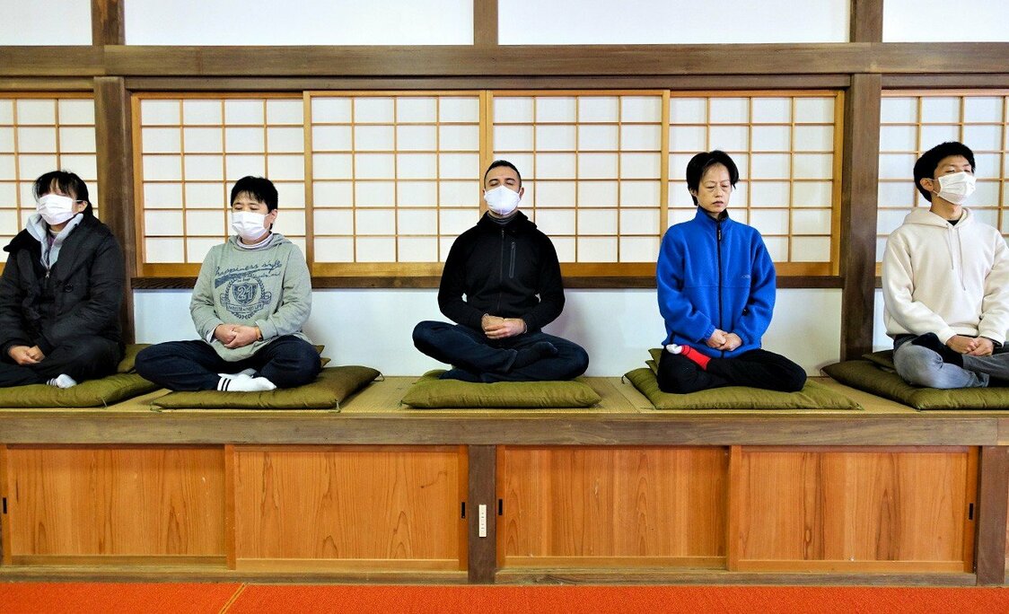 右足を左ももに、左足を右ももに乗せるのが基本。難しい場合は正座でもいい