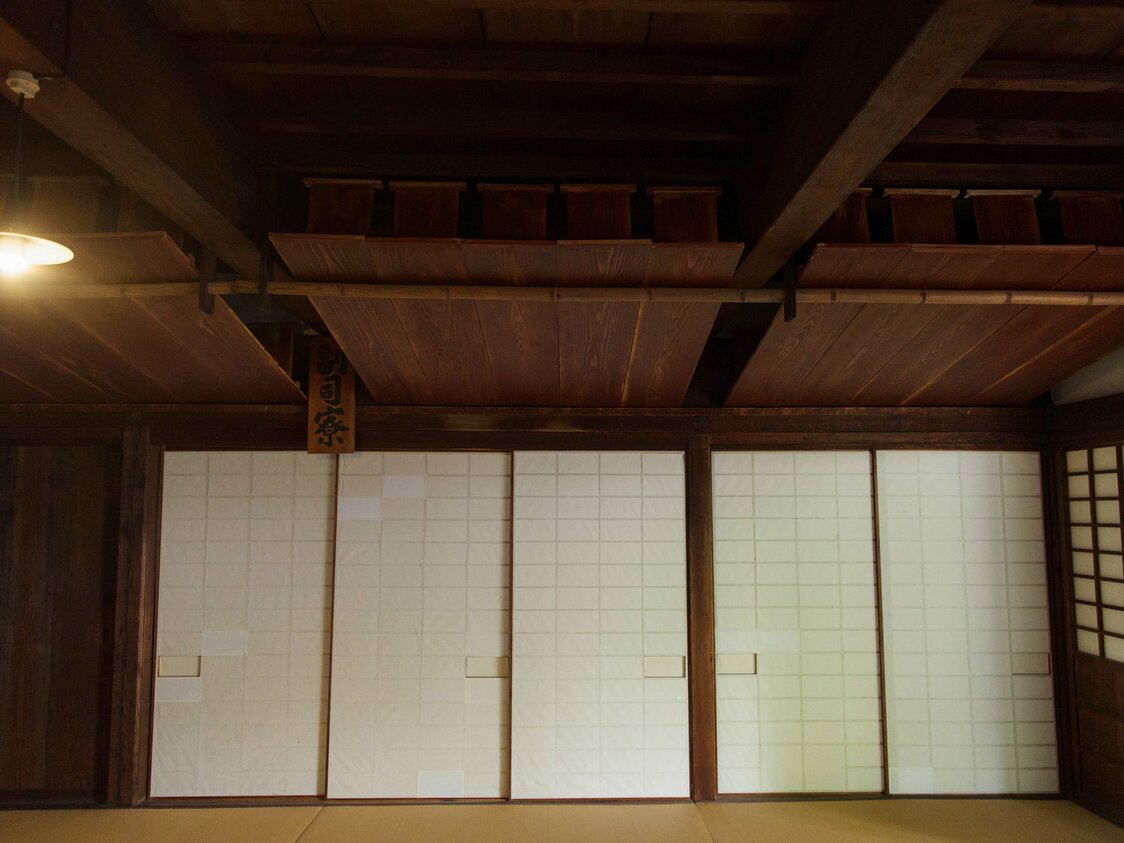 修行僧の雲水が生活していた部屋。天井には机が収まっている