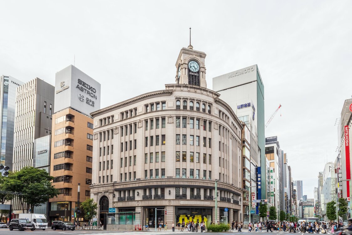 俗稱「和光大樓」，即是大家熟知的「SEIKO HOUSE」。西鄰（左）「銀座和光別館茶沙龍（ANNEX TEA SALON）」，隔壁緊連鐘錶展銷廳「精工夢想廣場（SEIKO DREAM SQUARE）」